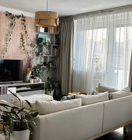 PREDAJ NÁDHERNÉHO 4-IZB. ZREKONŠTRUOVANÉHO BYTU S 2 BALKÓNMI  A VEĽKOU PIVNICOU V PROSTREDÍ PLNOM ZELENE (ULICA PRI BIELOM KRÍŽI)