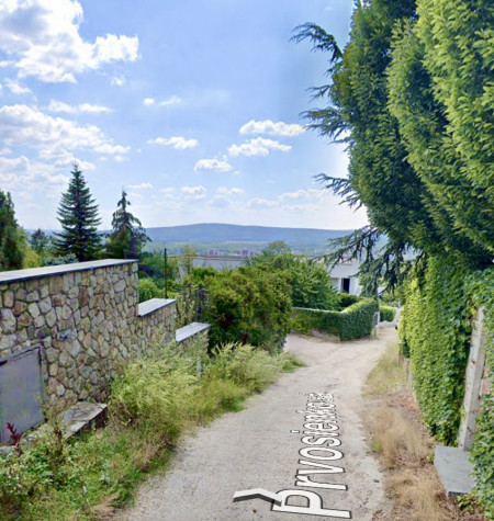 PREDAJ NÁDHERNÉHO POZEMKU SO VŠETKÝMI INŽ. SIEŤAMI A CESTOU, HRADNÝ KOPEC, PRVOSIENKOVA UL