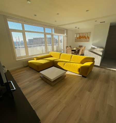 Prenájom veľkometrážneho 2-izbového bytu s terasou a parkovaním