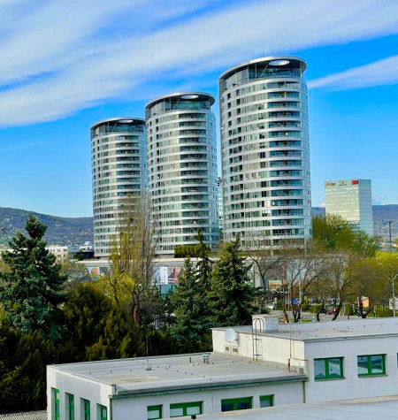 PRENÁJOM LUKRATÍVNEHO VNÚTORNÉHO PARKOVACIEHO MIESTA V PROJEKTE 3 VEŽE NA BAJKALSKEJ ULICI