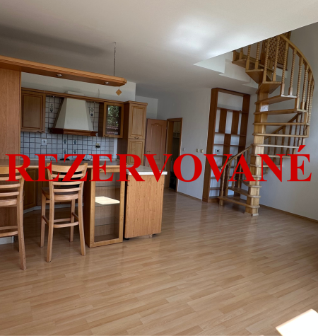 NOVÁ CENA! 215 000,- eur za štýlový 3-izbový mezonet 85 m² v centre Stupavy – s parkovaním a terasou