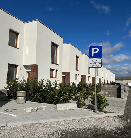 Za cenu bytu máte novostavbu priestranného 4-izbového domu 142 m² s terasou, pozemkom a 2 parkovaniami – pokojné rodinné bývanie v Novej Dedinke