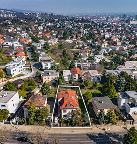 Ponúkame  na predaj výnimočnú vilu na prestížnej adrese Bratislavy o výmere 821 m² a úžitkovou plochou 676,20 m²