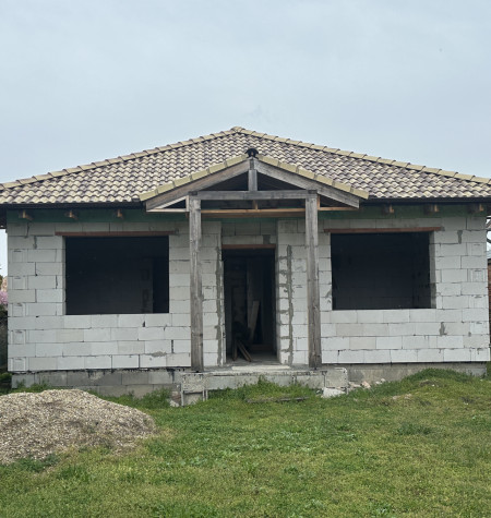 Predaj rozostavaného 4i rodinného domu o výmere 121,8 m2 na pozemku 871 m2 v obci Gbelce, okr. Nové Zámky