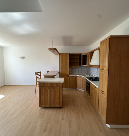 NOVÁ CENA! Štýlový 3-izbový mezonet 85 m² v centre Stupavy – s parkovaním a terasou