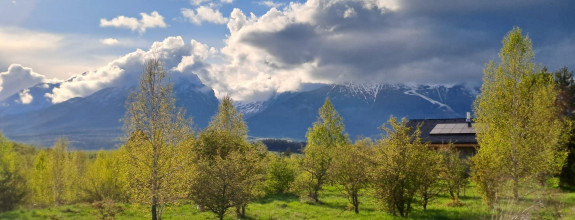 ATRAKTÍVNY POZEMOK S PRIAMYM VSTUPOM NA GOLFOVÉ IHRISKO, NÁDHERNÉ VÝHĽADY NA PANORÁMU VYSOKÝCH TATIER, KRÁĽOVU HOLU