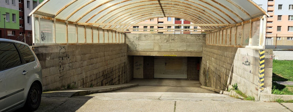 CHCEŠ POHODLNE ZAPARKOVAŤ PO PRÍCHODE DOMOV ? PONÚKAME GARÁŽ V GARÁŽOVOM DOME, RAJECKÁ UL.