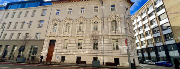 PREDAJ ATRAKTÍVNEHO OBCHOD. PRIESTORU PRIAMO V HISTORICKOM CENTRE BRATISLAVY(ŠTÚROVA UL.)