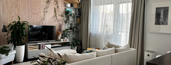 PREDAJ NÁDHERNÉHO 4-IZB. ZREKONŠTRUOVANÉHO BYTU S 2 BALKÓNMI  A VEĽKOU PIVNICOU V PROSTREDÍ PLNOM ZELENE (ULICA PRI BIELOM KRÍŽI)