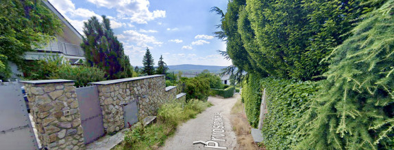 PREDAJ NÁDHERNÉHO POZEMKU SO VŠETKÝMI INŽ. SIEŤAMI A CESTOU, HRADNÝ KOPEC, PRVOSIENKOVA UL