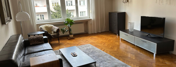 Bývanie pri Bratislavskom hrade - prenájom veľkého zariadeného 4-izb. bytu na ul. Palisády